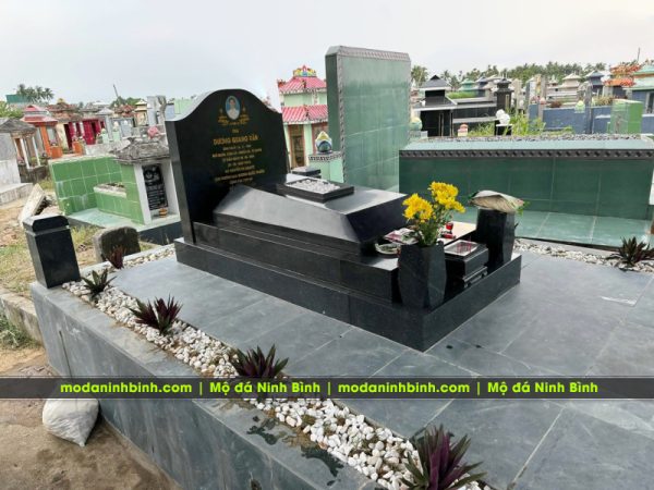 Mẫu Mộ đá Granite cao cấp, trang trọng, bề thế tại Hoa viên nghĩa trang.