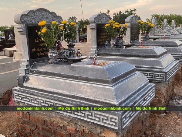 Mẫu Mộ đá Ninh Bình 3 cấp liền khối bằng đá xanh đen.