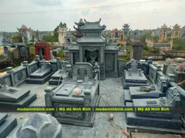 Thiết kế xây lăng mộ bằng đá xanh rêu cao cấp.