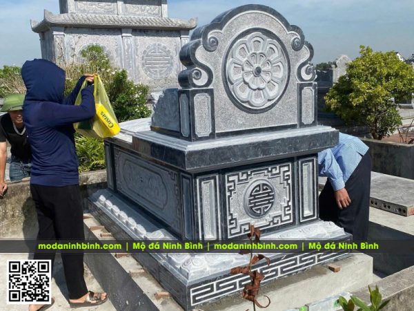 Mẫu Mộ đá đơn tam sơn (mộ bành) - Báo giá Mộ đá đẹp tại Ninh Bình 5 Hoa-van-phia-sau-mo-da-tam-son-dep-2025-moda.jpg