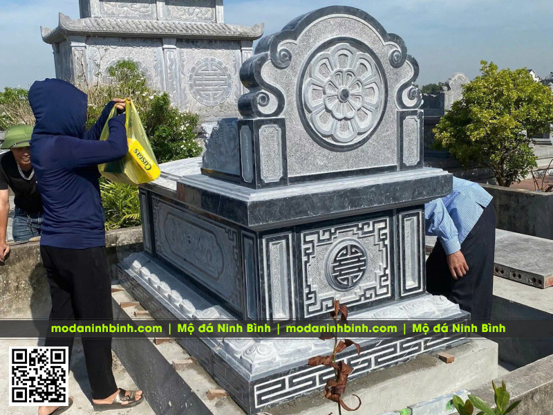 Mẫu Mộ đá đơn tam sơn (mộ bành) - Báo giá Mộ đá đẹp tại Ninh Bình 4 Hoa-van-phia-sau-mo-da-tam-son-dep-2025-moda.jpg