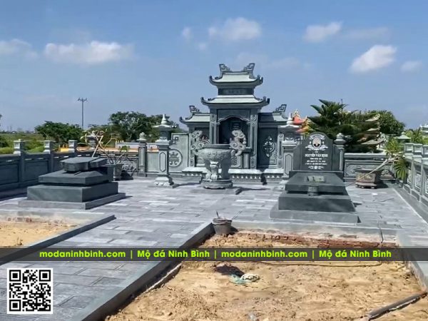Lưu ý xem tuổi xây lăng mộ đá năm 2026 và xem ngày xây lăng mộ 2026 8 Hai ngoi Mo da xanh reu cho phan mo cua Bo Me gia chu langmoda