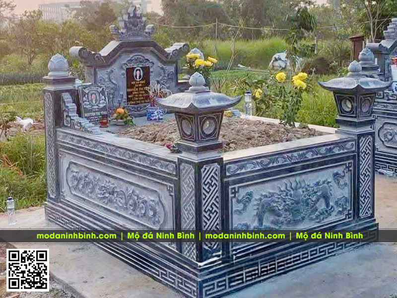 Mẫu Mộ tổ vuông được lấp đất đầy đặn và chọn đất lấp mộ một cách kỹ lưỡng, sạch sẽ.