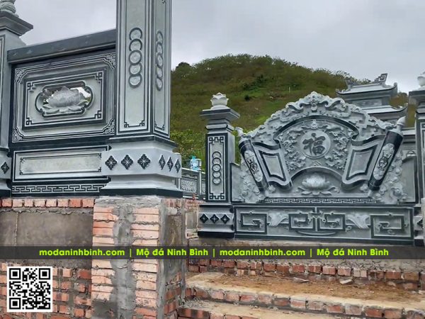 Buc-Binh-phong-da-chan-loi-vao-lang-mo.jpg