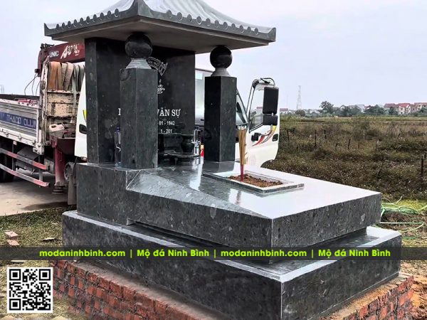 Mẫu Mộ đá xanh rêu giả cổ đơn giản - thân mộ 2 cấp đá liền khối, hiện đại, mái mộ giả cổ mang phong cách Nhật Bản